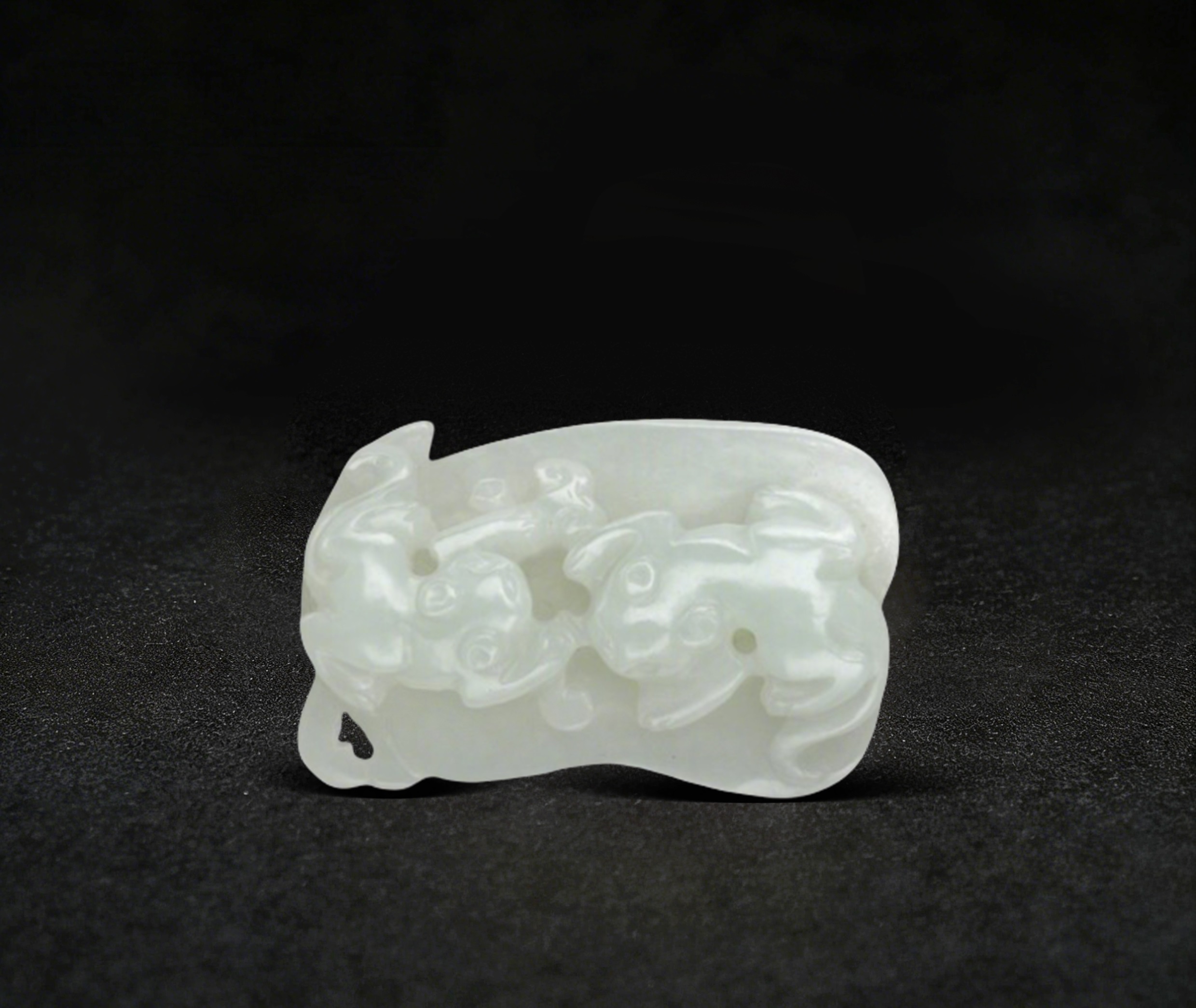 清 白玉透雕雙獾把件