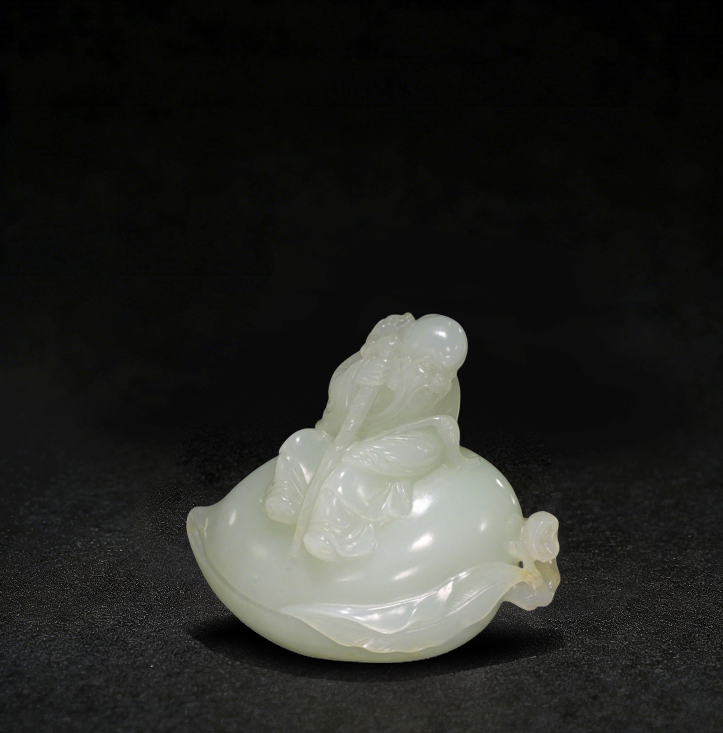 青白玉雕壽星捧桃擺件