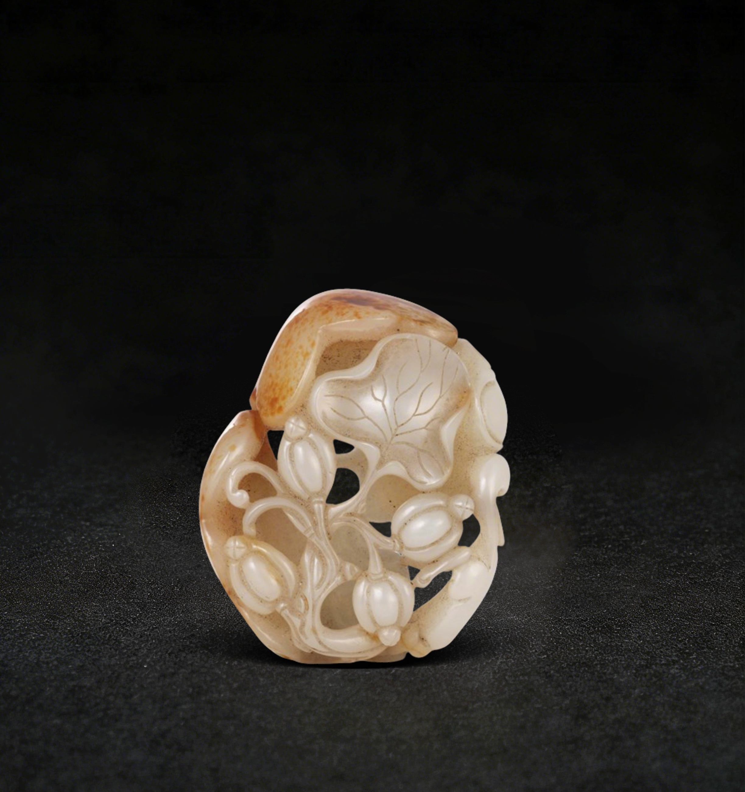 清 和田白玉雕松鼠葡萄把件